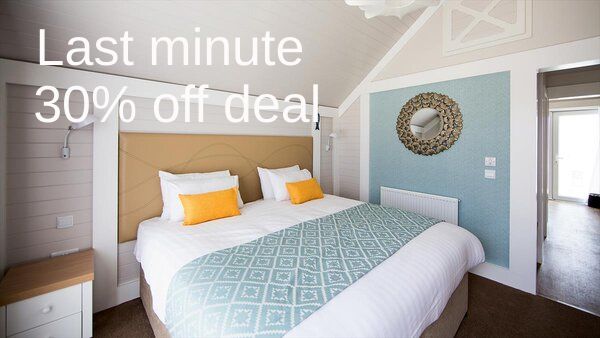 last-minute-warner-hotel-deal-bedroom