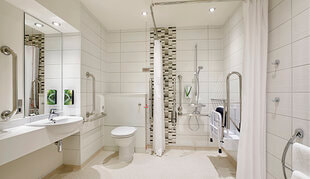 premier-inn-keswick-accessible-bathroom