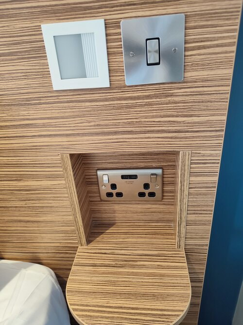 travelodge-super-room-phone-chargers