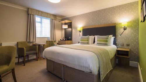 Discount-deals-warner-hotels-standard-bedroom